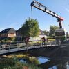 Brug over het water tussen het bos in de wijk Krijtenberg
